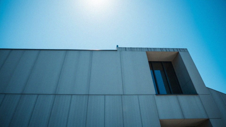 Jakie są przykłady minimalizmu w fotografii architektury?