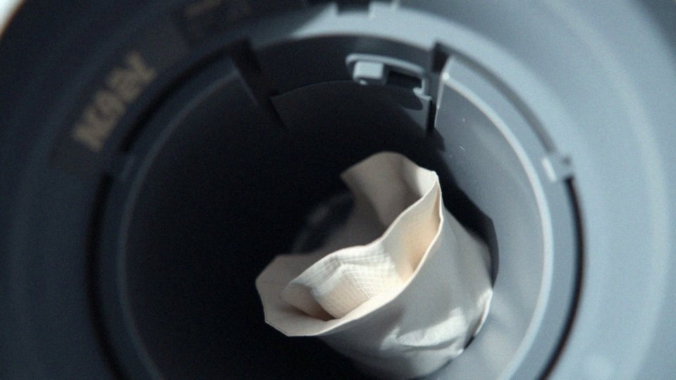 Jak prawidłowo umieścić nowy worek w odkurzaczu?