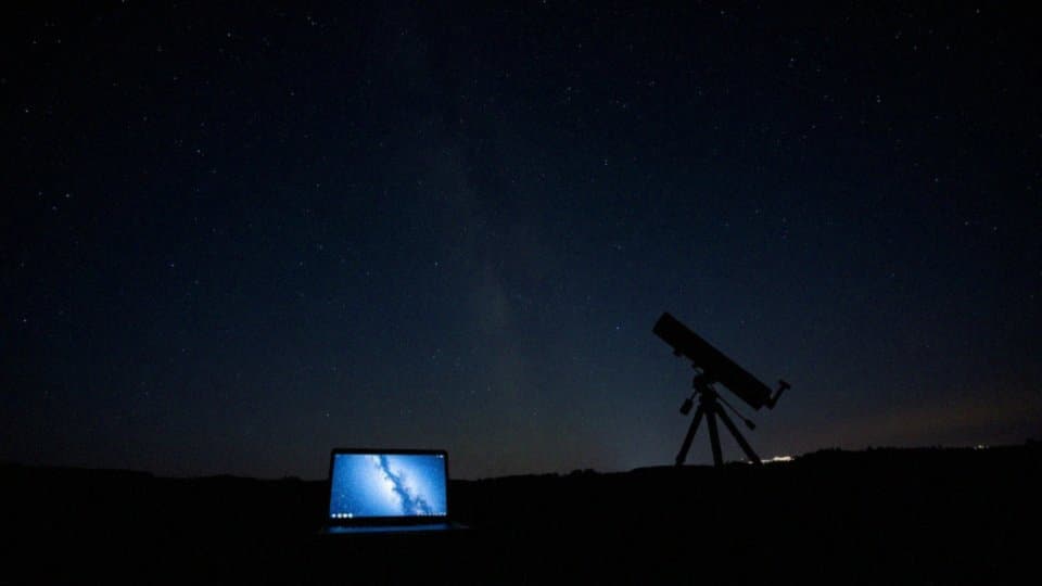Jakie techniki redukcji szumów są przydatne w astrofotografii?