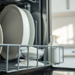 Co zamiast soli do zmywarki? Skuteczne zamienniki i porady